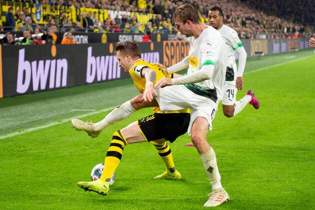 Dortmund, Deutschland 19.10.2019: 1. Bundesliga - 2019 2020 - Borussia Dortmund vs. Borussia Mönchengladbach (L-R) Marco Reus (Dortmund), Christoph Kramer (Mönchengladbach) DFL regulations prohibit any use of photographs as image sequences and or quasi-video. Dortmund Nordrhein-Westfalen Deutschland Signal Iduna Park