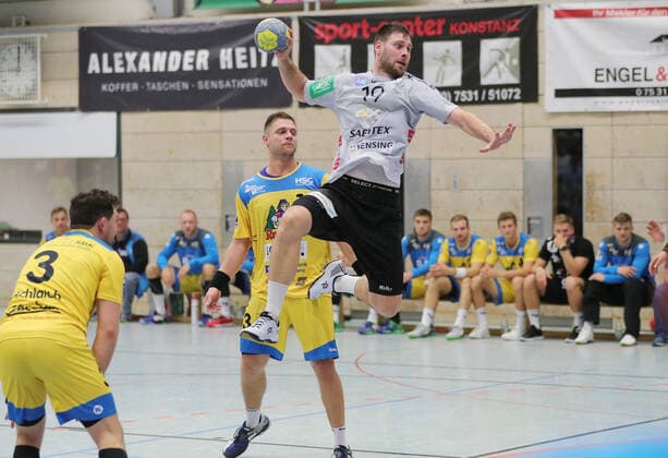 2.HBL HSG Konstanz - TV Emsdetten 29:30.Yannick Draeger ( 19TVE) beim Wurf, links Schlaich, Fabian ( 3KON) und hinten Wiederstein, Fabian ( 13KON) 2.HBL HSG Konstanz - TV Emsdetten, 19.10.2019 Konstanz Copyright: xEIBNER PeterxPisax EP_EER