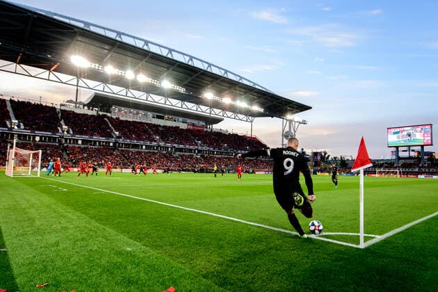 TORONTO, ON - OCTOBER 19: Wayne Rooney (9) of DC United takes a corner kick during the first half of the MLS, Fussball Herren, USA Cup Playoffs match between Toronto FC and DC United on October 19, 2019, at BMO Field in Toronto, ON, Canada. (Photo by Julian Avram Icon Sportswire) SOCCER: OCT 19 MLS Cup Playoffs - DC United at Toronto FC Icon1910193034