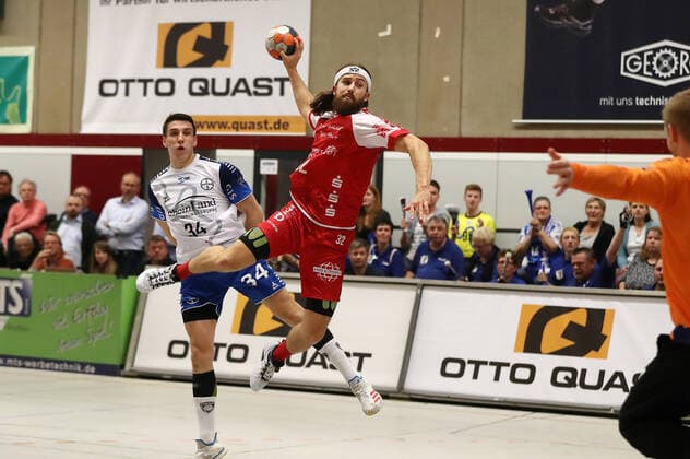 TuS Ferndorf - Bayer Dormagen, 19.10.2019 Julius Lindskog Andersson (TuS Ferndorf) vorbei an Eloy Morante Maldonado (Bayer Dormagen) zum 4:8, Torwart Sven Bartmann (Bayer Dormagen), Kreuztal Stählerwiese Deutschland