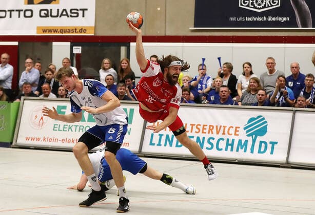 Sport Bilder des Tages TuS Ferndorf - Bayer Dormagen, 19.10.2019 Von links: Andre Meuser und Jakub Sterba (Bayer Dormagen) können Julius Lindskog Andersson (TuS Ferndorf)nicht am 8:12 hindern,, Kreuztal Stählerwiese Deutschland