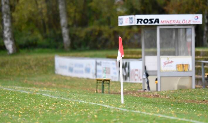 19.10.2019 - Fussball Amateurfussball - Saison 2019 2020 - Bezirksliga - 13. Spieltag: ASV Zirndorf - FV Dittenheim - MeZi - Feature Impression Symbolbild Symbolfoto - Eckfahne Ersartbank Seitenlinie Herbstlaub Laub