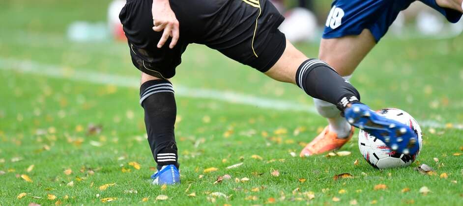 19.10.2019 - Fussball Amateurfussball - Saison 2019 2020 - Bezirksliga - 13. Spieltag: ASV Zirndorf - FV Dittenheim - MeZi - Feature Impression Symbolbild Symbolfoto - Fussball Ball adidas Herbstlaub Szene Zweikampf