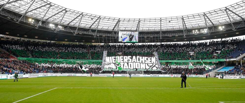 20.10.2019, HDI-Arena, Hannover, Ligaspiel, 2. Bundesliga, Hannover 96 vs VfL Osnabrueck, im Bild Die Fans von Hannover 96 mit ihrer Choreographie DFL regulations prohibit any use of photographs as image sequences and or quasi-video. Hannover 96 vs VfL Osnabrueck