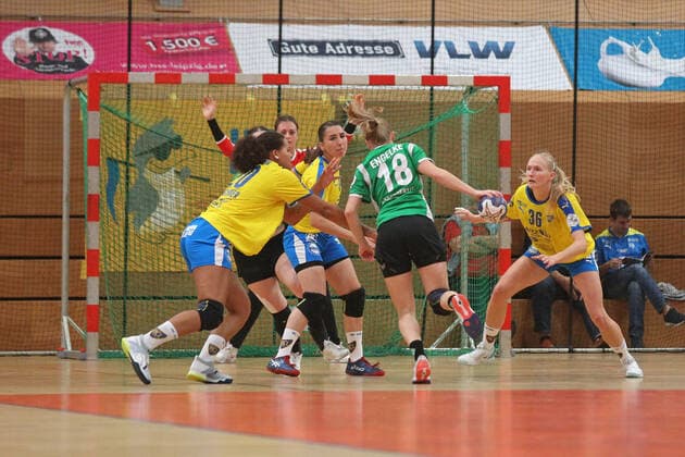 Handball, 2. HBF, HC Leipzig vs. Werder Bremen, 20.10.19 Handball, 2. Bundesliga Frauen, HBF, Saison 2019 2020, 6. Spieltag: HC Leipzig vs. SV Werder Bremen am 20.10.19 in der Sporthalle Bruederstrasse Leipzig. Im Bild: Denise ENGELKE (18, Werder Bremen mit Ball) gegen die Abwehr (von links) Sharleen Juliette GRESCHNER ( 20, HC Leipzig), Laura MAJER ( 34, HC Leipzig), Stefanie HUMMEL ( 36, HC Leipzig) Copyright: xBEAUTIFULxSPORTS JanxKaeferx