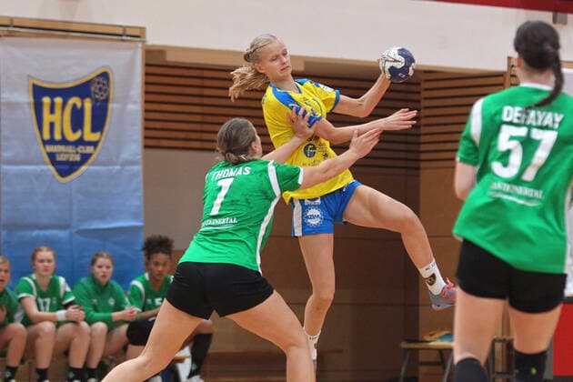 Handball, 2. HBF, HC Leipzig vs. Werder Bremen, 20.10.19 Handball, 2. Bundesliga Frauen, HBF, Saison 2019 2020, 6. Spieltag: HC Leipzig vs. SV Werder Bremen am 20.10.19 in der Sporthalle Bruederstrasse Leipzig. Im Bild: Julia WEISE (7, HC Leipzig mit Ball) gegen Lena THOMAS (7, Werder Bremen) Copyright: xBEAUTIFULxSPORTS JanxKaeferx