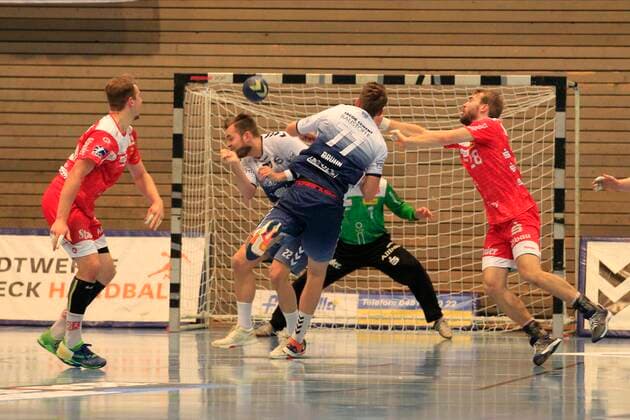 2.Bundesliga Handball VfL Luebeck-Schwartau - TUSEM Essen 20.10.2019, Hansehalle Luebeck, GER, 2.Bundesliga Handball VfL Luebeck-Schwartau - TUSEM Essen im Bild picture shows Jasper Bruhn VfL Luebeck-Schwartau im Sprungwurf auf das Tor von Torwart keine Chance fuer Tim Zechel (TUSEM Essen) und Malte Seidel (TUSEM Essen), Steffen Köhler Koehler VfL Luebeck-Schwartau duckt sich weg.