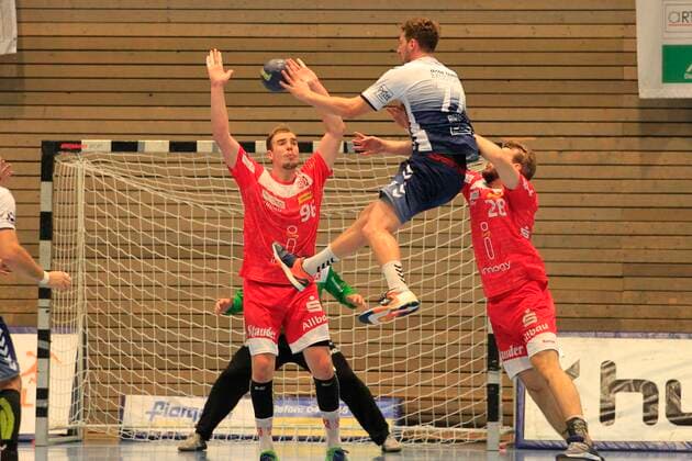 2.Bundesliga Handball VfL Luebeck-Schwartau - TUSEM Essen 20.10.2019, Hansehalle Luebeck, GER, 2.Bundesliga Handball VfL Luebeck-Schwartau - TUSEM Essen im Bild picture shows Jasper Bruhn VfL Luebeck-Schwartau im Sprungwurf auf das Tor von Torwart Fredrik Genz (TUSEM Essen) ueber Tim Zechel (TUSEM Essen) und Malte Seidel (TUSEM Essen)