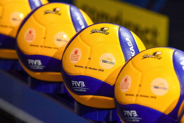 VBL SuperCup Allianz MTV Stuttgart vs SSC Palmberg Schwerin 20.10.2019 Meister Allianz MTV Stuttgart, Volleyball, Bundesliga, Damen, Saison 2019 20, in blau, gegen Pokalsieger SSC Palmberg Schwerin, (in gelbblau), Feature, Spielbälle Copyright: xBEAUTIFULxSPORTS TomxBlochx