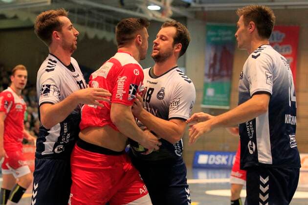 2.Bundesliga Handball VfL Luebeck-Schwartau - TUSEM Essen 20.10.2019, Hansehalle Luebeck, GER, 2.Bundesliga Handball VfL Luebeck-Schwartau - TUSEM Essen im Bild picture shows v.l. Jasper Bruhn VfL Luebeck-Schwartau, Martin Waschul VfL Luebeck-Schwartau und Finn Kretschmer VfL Luebeck-Schwartau ringen mit Dennis Szczesny (TUSEM Essen) um den Ballbesitz