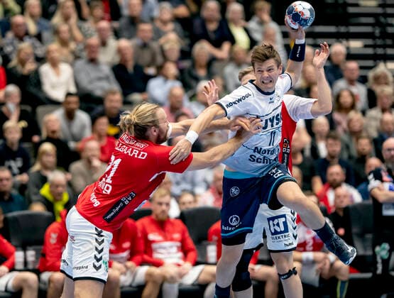 Aalborg Handbold moeder SG Flensburg-Handewitt i en Champions League herrehaandboldkamp spillet i Jutlander Bank Arena, Aalborg, soendag den 20. oktober 2019. Henrik Moellgaard (21) Aalborg og Lasse Svan (11). , Aalborg Copyright: FotografxRenéxSchütze RenéxSchützex COP107 spdk20191020-175046-L