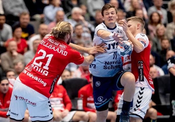 Aalborg Handbold moeder SG Flensburg-Handewitt i en Champions League herrehaandboldkamp spillet i Jutlander Bank Arena, Aalborg, soendag den 20. oktober 2019. Henrik Moellgaard (21) Aalborg og Lasse Svan (11). , Aalborg Copyright: FotografxRenéxSchütze RenéxSchützex COP107 spdk20191020-175049-L
