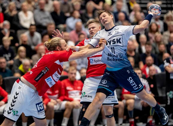 Aalborg Handbold moeder SG Flensburg-Handewitt i en Champions League herrehaandboldkamp spillet i Jutlander Bank Arena, Aalborg, soendag den 20. oktober 2019. Henrik Moellgaard (21) Aalborg og Lasse Svan (11). , Aalborg Copyright: FotografxRenéxSchütze RenéxSchützex COP107 spdk20191020-175053-L