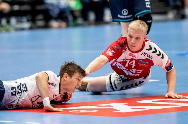 Aalborg Handbold moeder SG Flensburg-Handewitt i en Champions League herrehaandboldkamp spillet i Jutlander Bank Arena, Aalborg, soendag den 20. oktober 2019. Magnus Saugstrup (14) Aalborg og Lasse Svan (11). , Aalborg Copyright: FotografxRenéxSchütze RenéxSchützex COP107 spdk20191020-175101-L