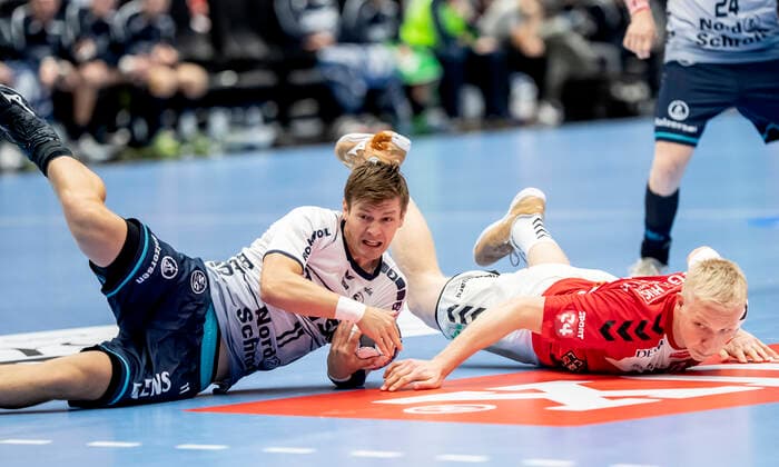 Aalborg Handbold moeder SG Flensburg-Handewitt i en Champions League herrehaandboldkamp spillet i Jutlander Bank Arena, Aalborg, soendag den 20. oktober 2019. Magnus Saugstrup (14) Aalborg og Lasse Svan (11). , Aalborg Copyright: FotografxRenéxSchütze RenéxSchützex COP107 spdk20191020-175105-L