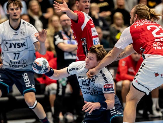 Aalborg Handbold moeder SG Flensburg-Handewitt i en Champions League herrehaandboldkamp spillet i Jutlander Bank Arena, Aalborg, soendag den 20. oktober 2019. Henrik Moellgaard (21) Aalborg og Goeran Soegaard Johannessen (23). , Aalborg Copyright: FotografxRenéxSchütze RenéxSchützex COP107 spdk20191020-175109-L