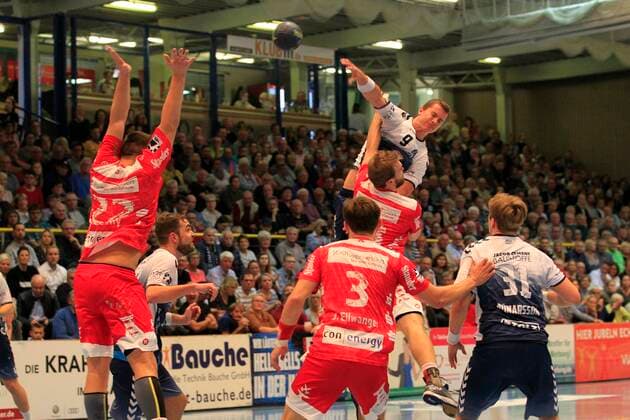 2.Bundesliga Handball VfL Luebeck-Schwartau - TUSEM Essen 20.10.2019, Hansehalle Luebeck, GER, 2.Bundesliga Handball VfL Luebeck-Schwartau - TUSEM Essen im Bild picture shows Mex Raguse VfL Luebeck-Schwartau im Sprungwurf ueber vl. Dennis Szczesny (TUSEM Essen), Jonas Ellwanger (TUSEM Essen) und Malte Seidel (TUSEM Essen)