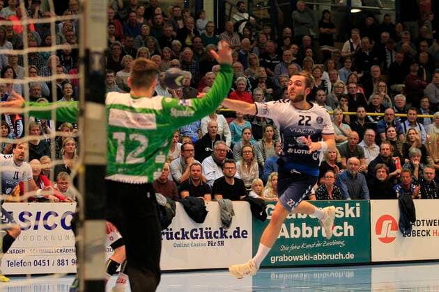 2.Bundesliga Handball VfL Luebeck-Schwartau - TUSEM Essen 20.10.2019, Hansehalle Luebeck, GER, 2.Bundesliga Handball VfL Luebeck-Schwartau - TUSEM Essen im Bild picture shows Steffen Köhler Koehler VfL Luebeck-Schwartau im Torwurf auf das Tor von Torwart Sebastian Bliß Bliss (TUSEM Essen)
