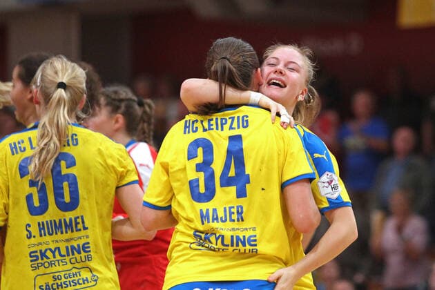 Handball, 2. HBF, HC Leipzig vs. Werder Bremen, 20.10.19 Handball, 2. Bundesliga Frauen, HBF, Saison 2019 2020, 6. Spieltag: HC Leipzig vs. SV Werder Bremen am 20.10.19 in der Sporthalle Bruederstrasse Leipzig. Im Bild: Jubel, Sieg, Freude, Umarmung, Pauline UHLMANN (2, HC Leipzig rechts) und Laura MAJER ( 34, HC Leipzig) Copyright: xBEAUTIFULxSPORTS JanxKaeferx