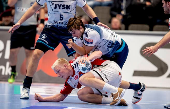 Aalborg Handbold moeder SG Flensburg-Handewitt i en Champions League herrehaandboldkamp spillet i Jutlander Bank Arena, Aalborg, soendag den 20. oktober 2019. Slut 31-28 Magnus Abelvik Röd (77) og Magnus Saugstrup (14) Aalborg. , Aalborg Copyright: FotografxRenéxSchütze RenéxSchützex COP107 spdk20191020-193017-L