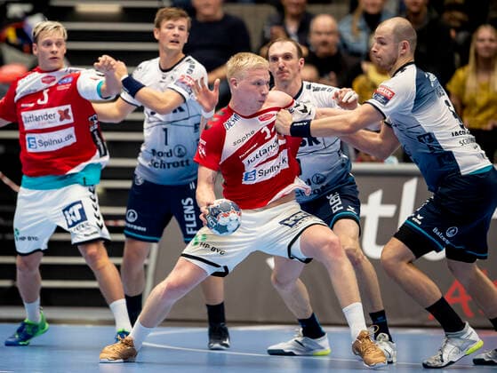 Aalborg Handbold moeder SG Flensburg-Handewitt i en Champions League herrehaandboldkamp spillet i Jutlander Bank Arena, Aalborg, soendag den 20. oktober 2019. Slut 31-28 Magnus Saugstrup (14) Aalborg og Simon Hald Jensen (5), i baggrunden Lasse Svan (11) og Janus Smaráson (3) Aalborg og Holger Glandorf (9). , Aalborg Copyright: FotografxRenéxSchütze RenéxSchützex COP107 spdk20191020-193025-L