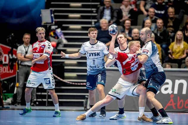 Aalborg Handbold moeder SG Flensburg-Handewitt i en Champions League herrehaandboldkamp spillet i Jutlander Bank Arena, Aalborg, soendag den 20. oktober 2019. Slut 31-28 Magnus Saugstrup (14) Aalborg og Simon Hald Jensen (5), i baggrunden Lasse Svan (11) og Janus Smaráson (3) Aalborg og Holger Glandorf (9). , Aalborg Copyright: FotografxRenéxSchütze RenéxSchützex COP107 spdk20191020-193037-L