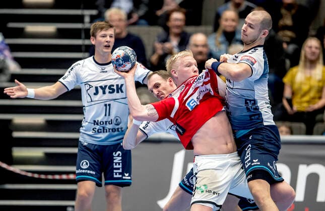 Aalborg Handbold moeder SG Flensburg-Handewitt i en Champions League herrehaandboldkamp spillet i Jutlander Bank Arena, Aalborg, soendag den 20. oktober 2019. Slut 31-28 Magnus Saugstrup (14) Aalborg og Simon Hald Jensen (5), i baggrunden Lasse Svan (11) og Janus Smaráson (3) Aalborg og Holger Glandorf (9). , Aalborg Copyright: FotografxRenéxSchütze RenéxSchützex COP107 spdk20191020-193049-L