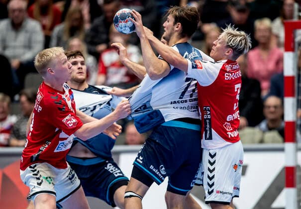 Aalborg Handbold moeder SG Flensburg-Handewitt i en Champions League herrehaandboldkamp spillet i Jutlander Bank Arena, Aalborg, soendag den 20. oktober 2019. Slut 31-28 Magnus Saugstrup (14) Aalborgog Janus Smaráson (3) Aalborg har godt fat i Magnus Abelvik Röd (77). , Aalborg Copyright: FotografxRenéxSchütze RenéxSchützex COP107 spdk20191020-193121-L