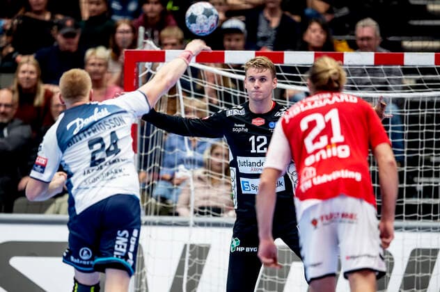 Aalborg Handbold moeder SG Flensburg-Handewitt i en Champions League herrehaandboldkamp spillet i Jutlander Bank Arena, Aalborg, soendag den 20. oktober 2019. Slut 31-28 Stor 2. halvleg af Keeper Kristian Saeveraas (12) Aalborg her snupper han straffe fra Jim Gottfridsson (24). , Aalborg Copyright: FotografxRenéxSchütze RenéxSchützex COP107 spdk20191020-193129-L
