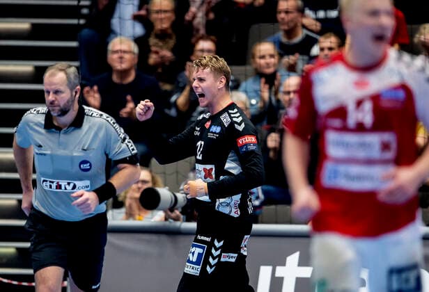 Aalborg Handbold moeder SG Flensburg-Handewitt i en Champions League herrehaandboldkamp spillet i Jutlander Bank Arena, Aalborg, soendag den 20. oktober 2019. Slut 31-28 Stor 2. halvleg af Keeper Kristian Saeveraas (12) Aalborg her snupper han straffe fra Jim Gottfridsson (24). , Aalborg Copyright: FotografxRenéxSchütze RenéxSchützex COP107 spdk20191020-193137-L