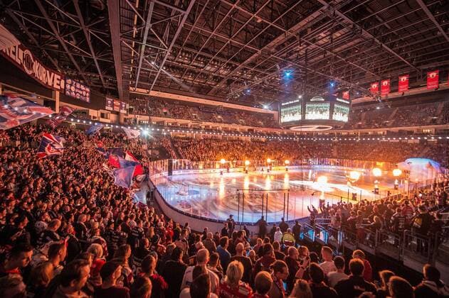 Wieder volles Haus in der Mercedes Benz Arena in Berlin- Fans Supporter des EHC Eisbaeren Berlin - Querformat - quer - horizontal - Event Veranstaltung: EHC Eisbaeren Berlin vs. Thomas Sabo Ice Tigers Nuernberg Hauptrunde 12.Spieltag DEL Saison 2019 20 - Location Ort: Mercedes Benz Arena Berlin Deutschland Germany Europa Europe Datum Date: 20.10.2019
