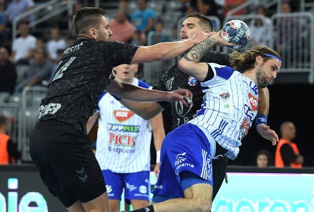 (191021) -- ZAGREB, Oct. 21, 2019 -- Dean Bombac (R) of MOL-Pick Szeged shoots the ball during VELUX EHF Champions League, Group A, Round 5 match between PPD Zagreb and MOL-Pick Szeged in Zagreb, Croatia, Oct. 20, 2019. ( Pixsell via Xinhua) (SP)CROATIA-ZAGREB-HANDBALL-VELUX EHF CHAMPIONS LEAGUE MarkoxLukunic 