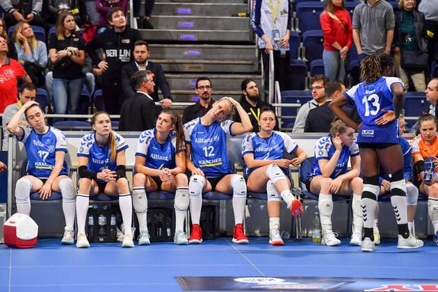 VBL SuperCup Allianz MTV Stuttgart vs SSC Palmberg Schwerin 20.10.2019 Meister Allianz MTV Stuttgart, Volleyball, Bundesliga, Damen, Saison 2019 20, in blau, gegen Pokalsieger SSC Palmberg Schwerin, (in gelbblau), Enttäuschung nach der Niederlage, die Stuttgarter Bank Copyright: xBEAUTIFULxSPORTS TomxBlochx