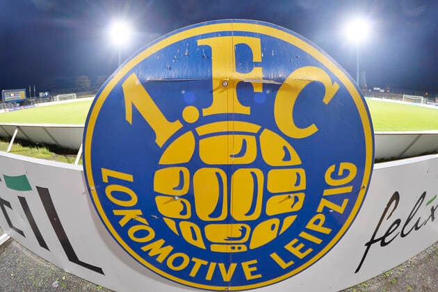 Fußball-Regionalliga 2019 2020, 12. Spieltag, 1. FC Lok Leipzig vs. SV Babelsberg 03 (21.10.2019) Logo von 1. FC Lokomotive Leipzig im Vordergrund und zewi Flutlichtmasten mit Flutlicht vor dem Regionalligaspiel Lok Leipzig gegen den SV Babelsberg. Leipzig Sachsen Deutschland Bruno-Plache-Stadion