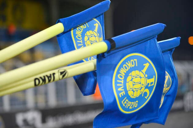 Fußball-Regionalliga 2019 2020, 12. Spieltag, 1. FC Lok Leipzig vs. SV Babelsberg 03 (21.10.2019) Eck-Fahnen von 1. FC Lokomotive Leipzig mit dem Emblem des Vereins beim Regionalligaspiel Lok Leipzig gegen den SV Babelsberg, werden getragen. Leipzig Sachsen Deutschland Bruno-Plache-Stadion