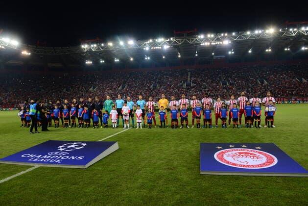 Greece: Olympiacos vs Bayern Players of Bayern and Olympiacos before the start of the game. Piraeus Attiki Greece  DimitriosxKarvountzis PacificxPress