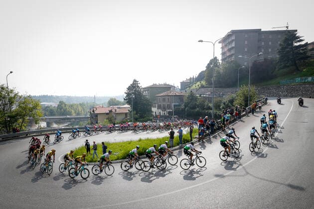 Das Fahrerfeld Peloton in einer der kleinen Steigungen - Landschaft - Landscape - Feature - Natur - Hintergrund - Illustration - Impression - Uebersichtsbild - kompaktes Fahrerfeld - Querformat - quer - horizontal - Veranstaltung Event: 113. Giro di Lombardia - Bergamo nach to Como 243.0 km - Ort Place: Como - Italien Italy - Europa Europe - Datum Date: 12.10.2019