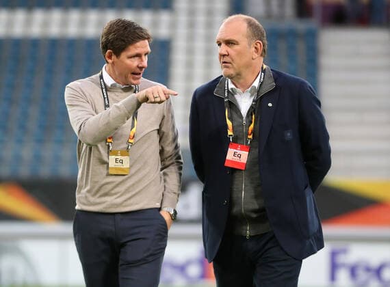 KAA Gent vs VfL, EL Gent, Belgien, 24.10.2019, FUßBALL - KAA Gent vs VfL Wolfsburg, Europa League Gruppe I, Ghelamco Arena, Saison 2019 20. Bild zeigt: Cheftrainer Oliver Glasner (VfL Wolfsburg), Geschäftsführer Jörg Schmadtke (VfL Wolfsburg) Gent *** KAA Gent vs VfL, EL Gent, Belgium, 24 10 2019, FUßBALL KAA Gent vs VfL Wolfsburg, Europa League Group I, Ghelamco Arena, Season 2019 20 Picture shows head coach Oliver Glasner VfL Wolfsburg , Managing Director Sport Jörg Schmadtke VfL Wolfsburg Gent