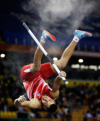 Bilder des Jahres 2019, Sport 10 Oktober Sport Themen der Woche KW43 (191025) -- WUHAN, Oct. 25, 2019 -- Pawel Wojciechowski of Poland gets injured due to his broken pole at his first attempt of 5.82m height during the men s pole vault final of track and field at the 7th CISM Military World Games in Wuhan, capital of central China s Hubei Province, Oct. 24, 2019. ) (SP)CHINA-WUHAN-7TH MILITARY WORLD GAMES-TRACK & FIELD WangxLili 