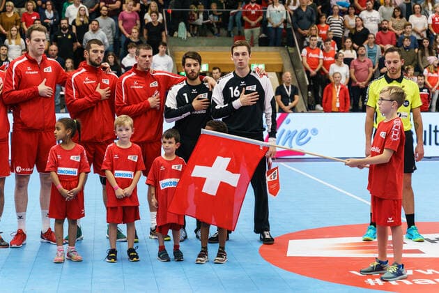 25.10.2019, Aarau, Schachenhalle, Testspiel: Schweiz - Tschechien, Schweiz bei der Hymne- Von Links: Lenny Rubin (Schweiz), Lucas Meister (Schweiz), Andy Schmid (Schweiz), Marc Winkler (Schweiz), Tohüter Nikola Portner (Schweiz). Aarau Schachenhalle Aargau Schweiz Copyright: xJustPictures.ch VedranxGalijasx