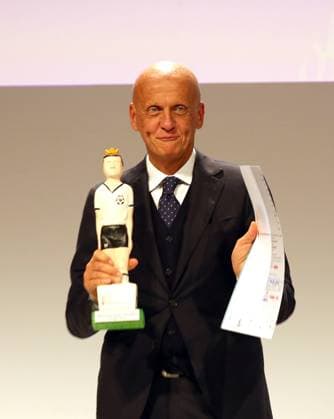 25.10.2019 - Deutsche Akademie für Fussbalkultur - Fussballgala - Verleihung Walter Bensemann Preis 2019 DaMa - Verleichung - Walther-Bensemann-Preis 2019 - Pierluigi Collina (ehemaliger italienischer Fußballschiedsrichter) mit Bensemann Preis - Max