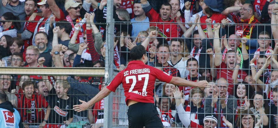 Freiburg , Fußball Bundesliga , SC Freiburg vs. RB Leipzig , Jubel Nicolas Höfler ( Freiburg ) nach seinem Tor zum 1 : 0 DFL REGULATIONS PROHIBIT ANY USE OF PHOTOGR APHS AS IMAGE SEQUENCES AND OR QUASI-VIDEO. Gemäß den Vorgaben der DFL Deutsche Fußball Liga ist es untersagt, in dem Stadion und oder vom Spiel angefertigte Fotoaufnahmen in Form von Sequenzbildern und oder videoähnlichen Fotostrecken zu verwerten bzw. verwerten zu lassen. *** Freiburg , Soccer Bundesliga , SC Freiburg vs. RB Leipzig , Jubel Nicolas Höfler Freiburg after his goal to the 1 0 DFL REGULATIONS PROHIBIT ANY USE OF PHOTOGR APHS AS IMAGE SEQUENCES AND OR QUASI VIDEO According to the DFL Deutsche Fußball Liga it is forbidden to use or have used photos taken in the stadium and or during the match in the form of sequence pictures and or video-like photo galleries