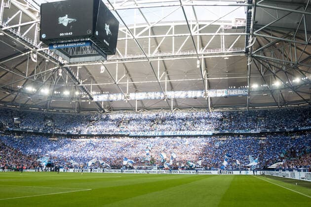 1. Fussball Bundesliga; FC Schalke 04 - Borussia Dortmund, 26.10.2019 In der Nordkurve halten Schalke 04 Fans Fahnen hoch, 1. Fussball Bundesliga, FC Schalke 04 - Borussia Dortmund, Gelsenkirchen, VELTINS-Arena DFL REGULATIONS PROHIBIT ANY USE OF PHOTOGRAPHS AS IMAGE SEQUENCES AND OR QUASI-VIDEO. Copyright: xBEAUTIFULxSPORTS Wunderlx