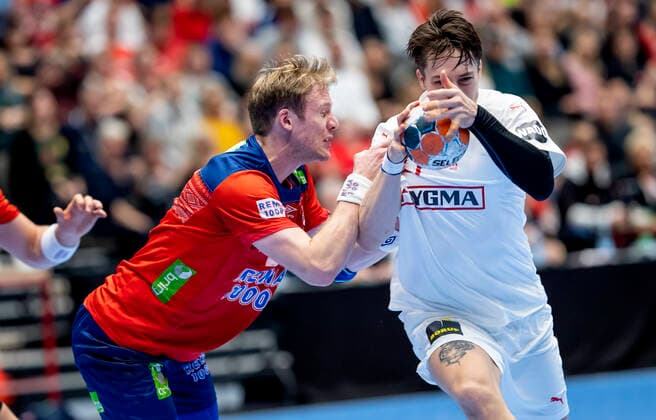 Danmarks Michael Damgaard (27) og Norges William Aar (18), Magnus Joendal (17) i Golden League-kampen i herrehaandbold mellem Danmark og Norge, i Gigantium loerdag den 26. oktober 2019. 15-19 ved pause. , Aalborg Copyright: FotografxRenéxSchütze RenéxSchützex cop101 spdk20191026-170314-L