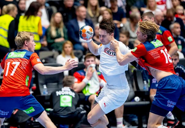 Danmarks Michael Damgaard (27) og Norges William Aar (18), Magnus Joendal (17) i Golden League-kampen i herrehaandbold mellem Danmark og Norge, i Gigantium loerdag den 26. oktober 2019. 15-19 ved pause. , Aalborg Copyright: FotografxRenéxSchütze RenéxSchützex cop101 spdk20191026-170318-L