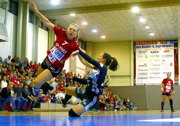 Temperamentvoll kämpfen hier Lotta Heider (Harrislee, links) und Jenny Choinowski (Zwickau) um den Ball. Handball Frauen 2.Liga 2019 20 BSV Sachsen Zwickau - TSV Nord Harrislee 33:35 am 26.10.2019 BSV Sachsen Zwickau - TSV Nord Harrislee