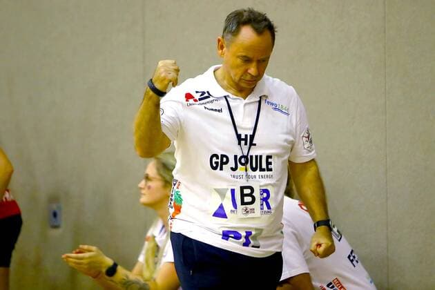 In Jubelpose: Trainer Herluf Linde (Harrislee) Handball Frauen 2.Liga 2019 20 BSV Sachsen Zwickau - TSV Nord Harrislee am 26.10.2019 BSV Sachsen Zwickau - TSV Nord Harrislee