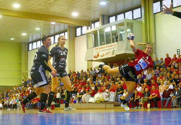 Torwurf von Milena Natusch (Harrislee) , links Klara Schlegel (Zwickau) und Nadja Bolze (Zwickau) Handball Frauen 2.Liga 2019 20 BSV Sachsen Zwickau - TSV Nord Harrislee am 26.10.2019 BSV Sachsen Zwickau - TSV Nord Harrislee