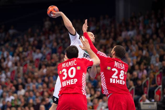 Hannover, Deutschland 26.10.2019: Tag des Handballs 2019 - Länderspiel - Deutschland vs. Kroatien (L-R) Marino Maric (Kroatien), Paul Drux (Deutschland), Zeljko Musa (Kroatien) Hannover Niedersachsen Deutschland TUI Arena