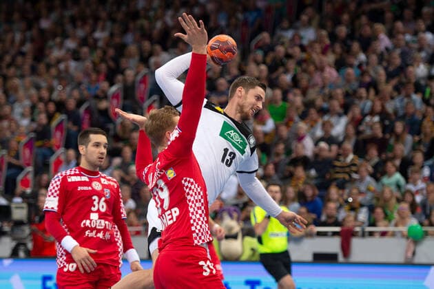 Hannover, Deutschland 26.10.2019: Tag des Handballs 2019 - Länderspiel - Deutschland vs. Kroatien (L-R) David Mandic (Kroatien), Hendrik Pekeler (Deutschland) Hannover Niedersachsen Deutschland TUI Arena